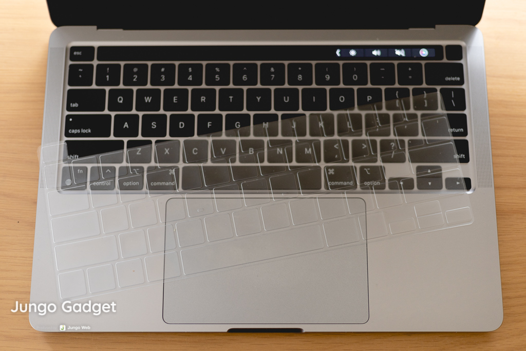 MacBook Pro専用のキーボードカバー。シリコン製で柔らかくできている。