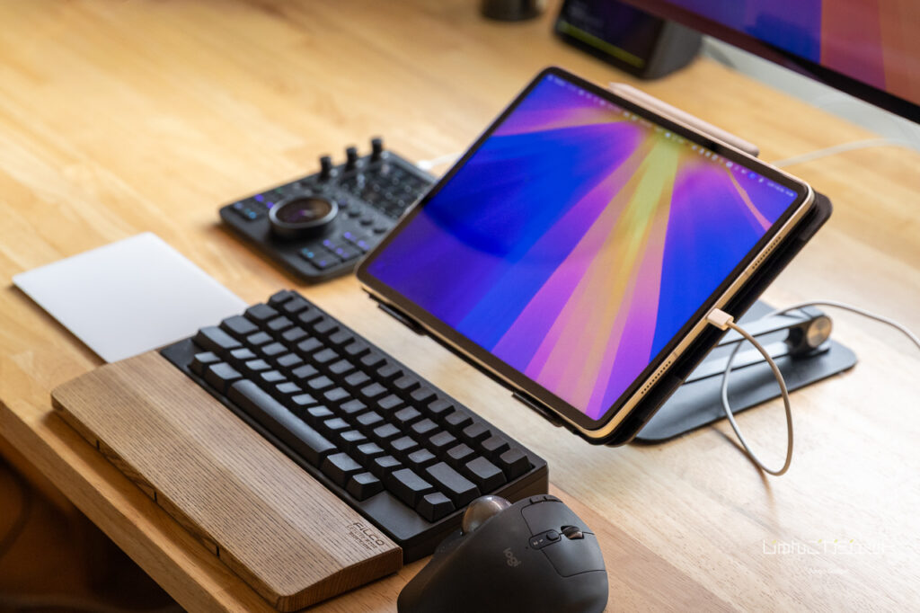 筆者のサブモニター。iPad Pro 12.9インチをSidecar機能でMacに接続。iPad本体は、BoYataのスタンドで支える。