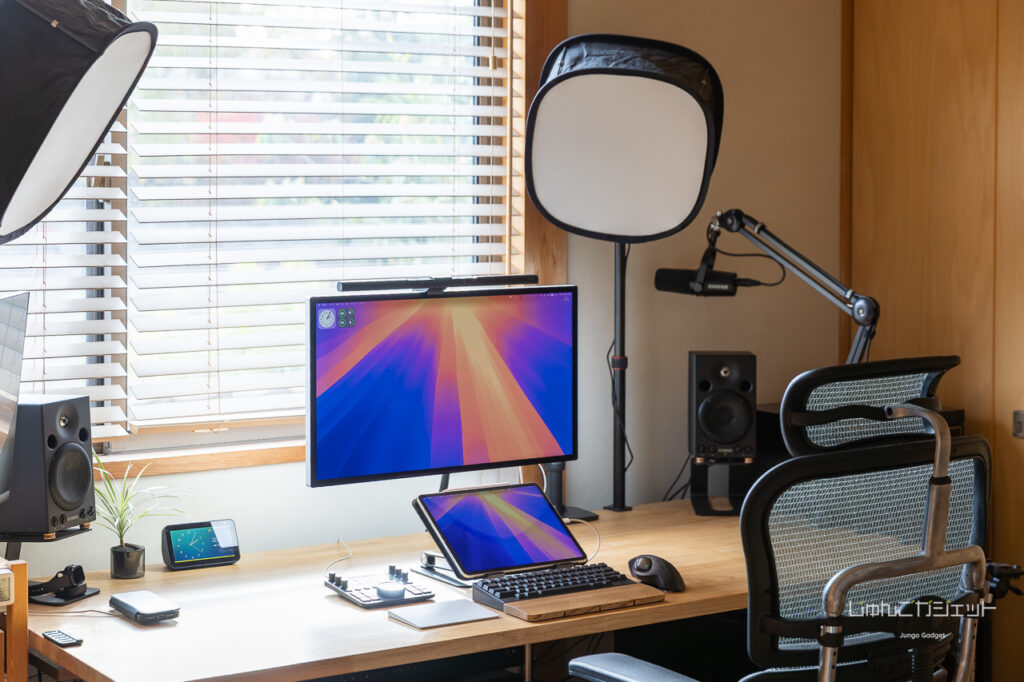 筆者のデスク。上下にディスプレイを配置。